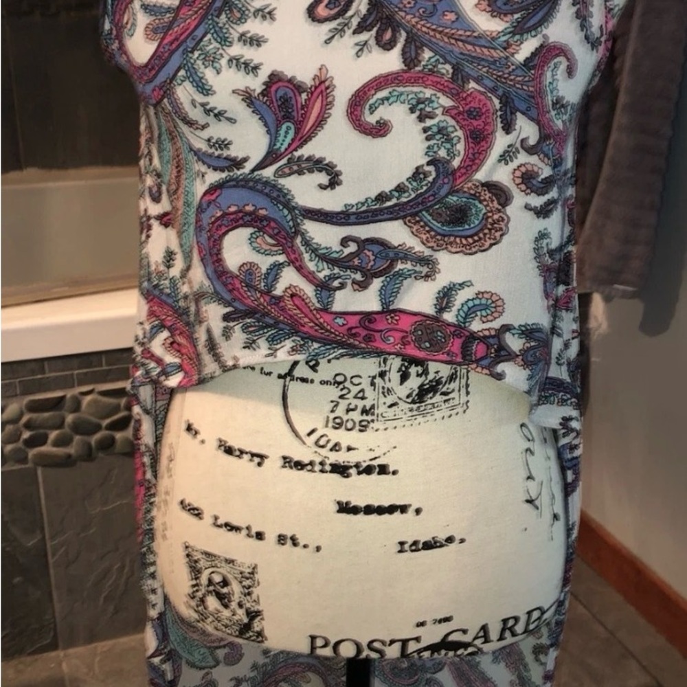 Hot Gal White Paisley Midriff  Front/Tunic Length Back Sleeveless Top Size Small
